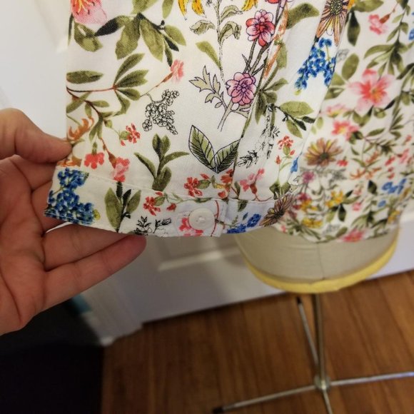 NWOT  Beautiful Floral Pin Pleated Blouse - Picture 6 of 11